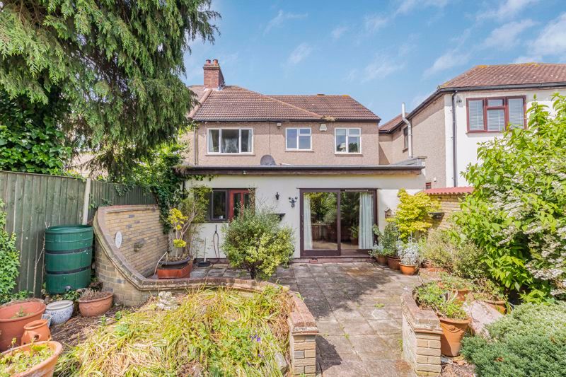 4 bed semidetached house for sale in Longlands Park Crescent, Sidcup