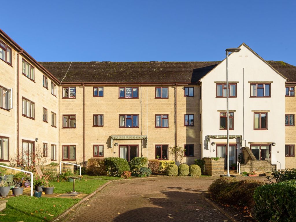 2 bed flat for sale in Barclay Court, Trafalgar Road, Cirencester