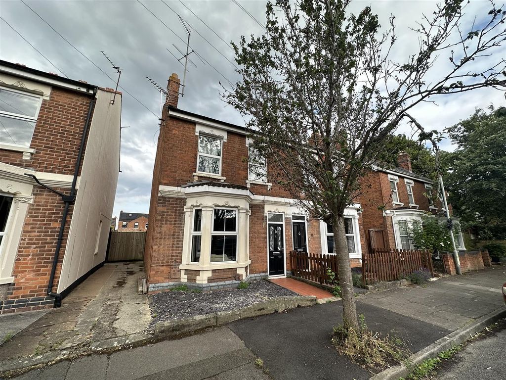 3 bed semidetached house to rent in Hinton Road, Kingsholm, Gloucester
