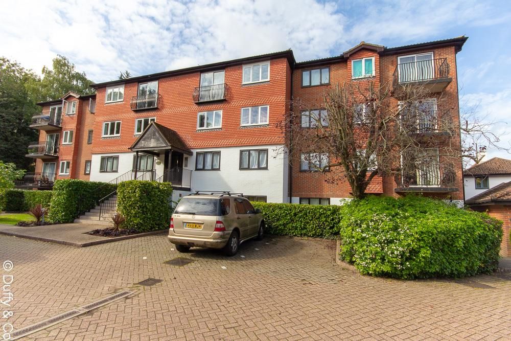 2 bed flat to rent in Wilton House, Great Heathmead, Haywards Heath