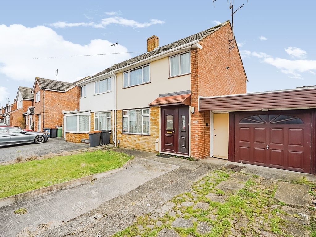 3 bed semidetached house for sale in Russell Way, Leighton Buzzard LU7