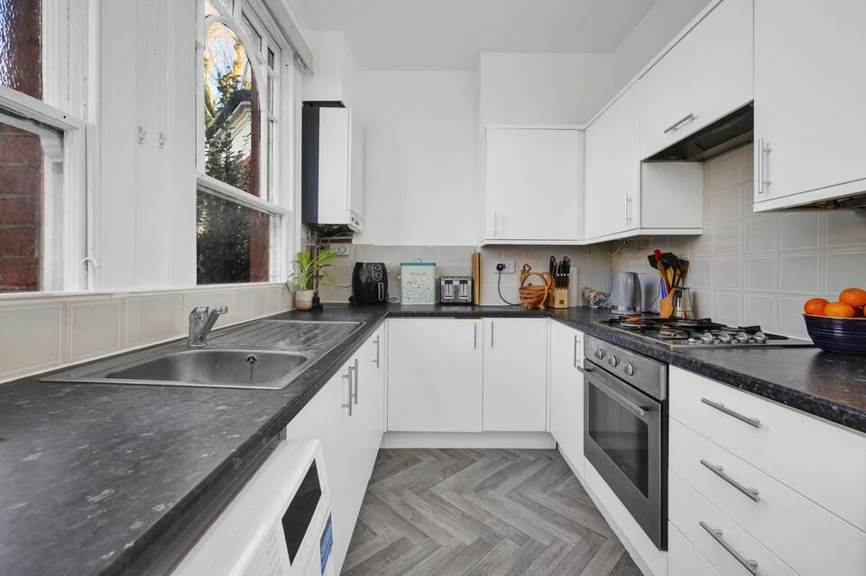 2 bed flat to rent in Stapleton Hall Road, London N4, £2,000 pcm Zoopla