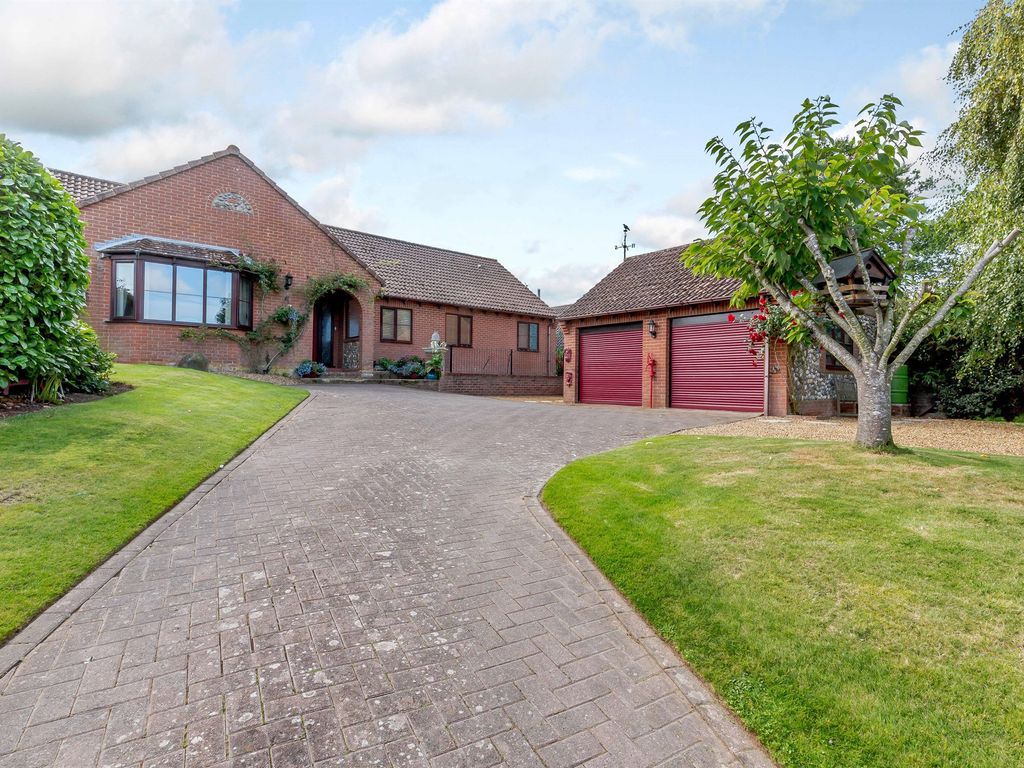 4 bed detached bungalow for sale in Heydon Road, Aylsham, Norwich NR11