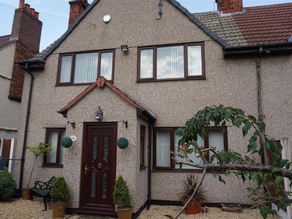 3 bed semidetached house for sale in The Crescent, Woodlands