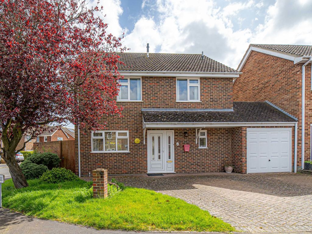 3 bed link detached house for sale in Worcester Close, Faversham ME13