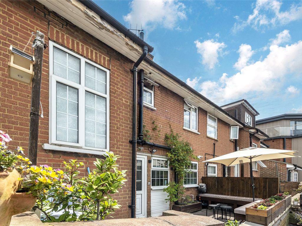 3 bed flat for sale in North Parade, Chessington KT9, £350,000 Zoopla