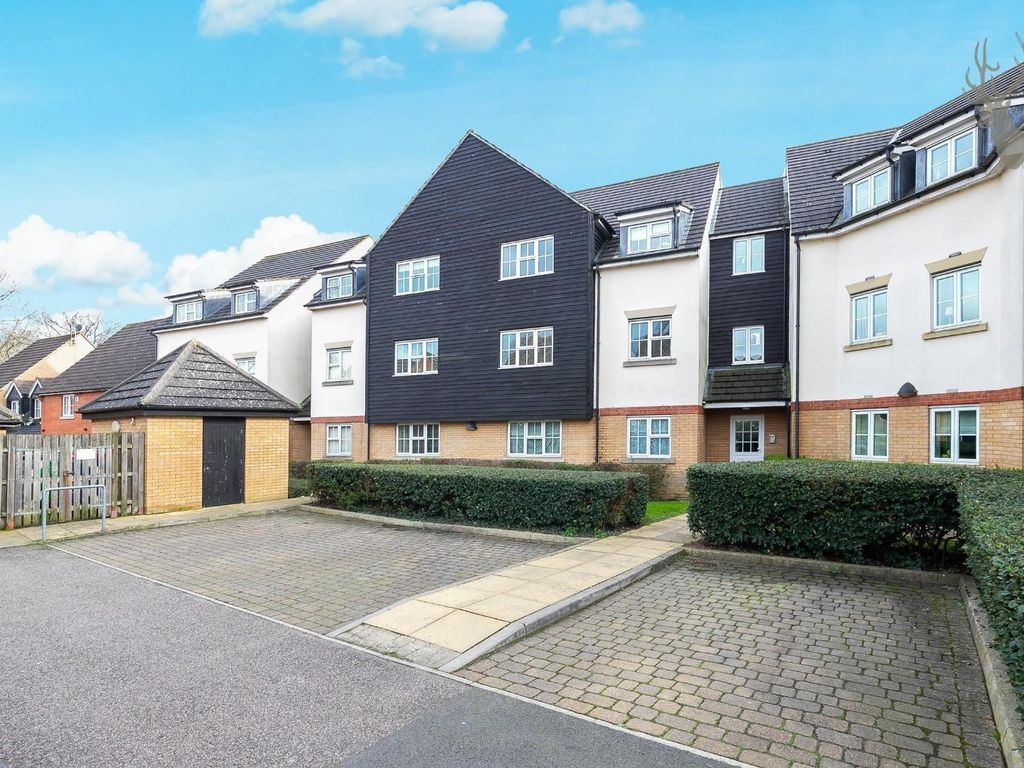 2 bed flat for sale in Retreat Way, Chigwell IG7, £300,000 Zoopla