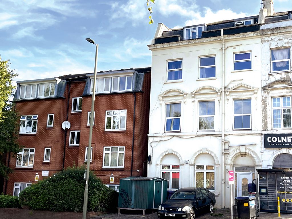 3 bed flat for sale in Colney Hatch Lane, London N10, £240,000 Zoopla