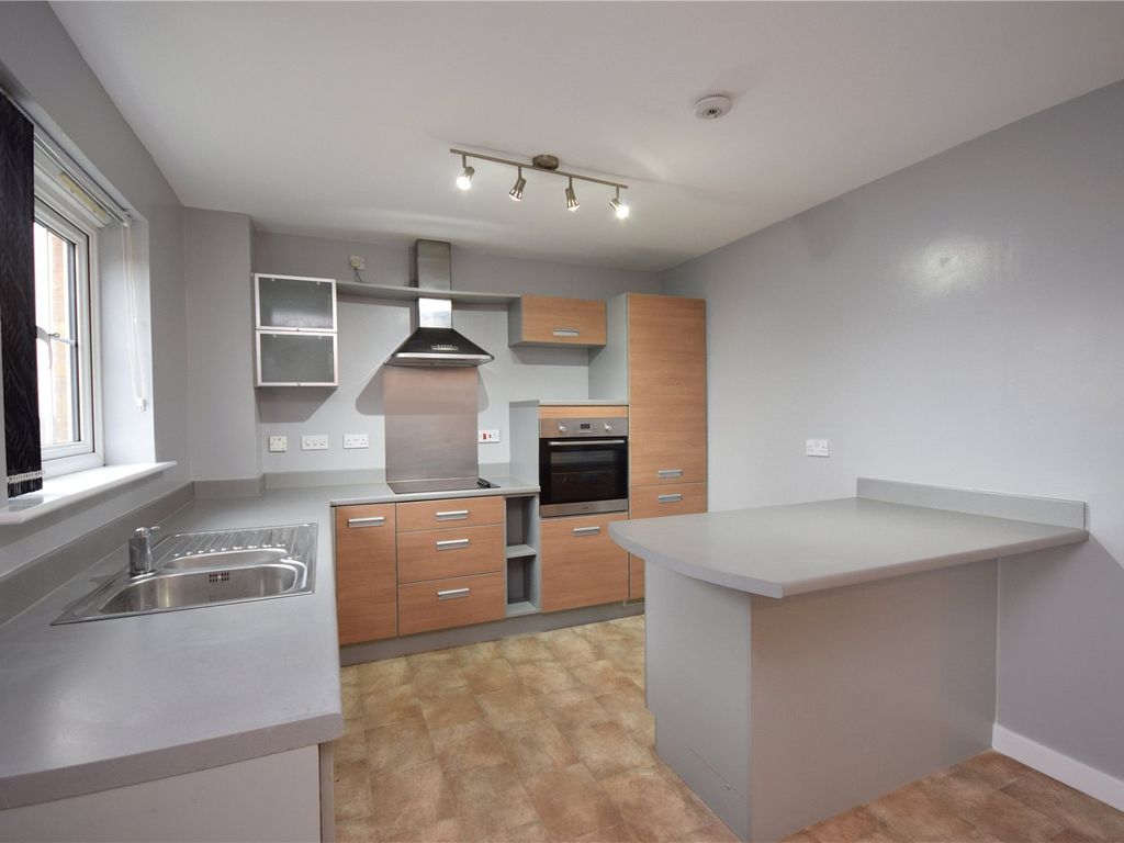2 bed flat to rent in Broadlands Gardens, Pudsey, West Yorkshire LS28