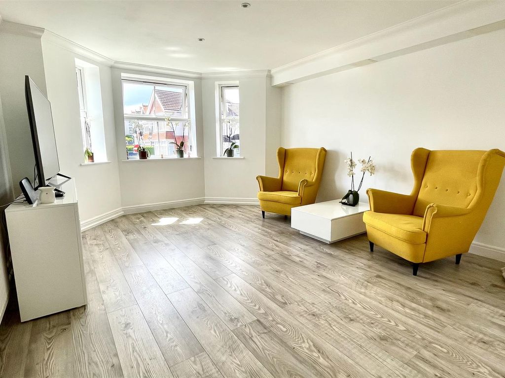 2 bed flat for sale in Southbourne Road, Southbourne, Bournemouth BH6