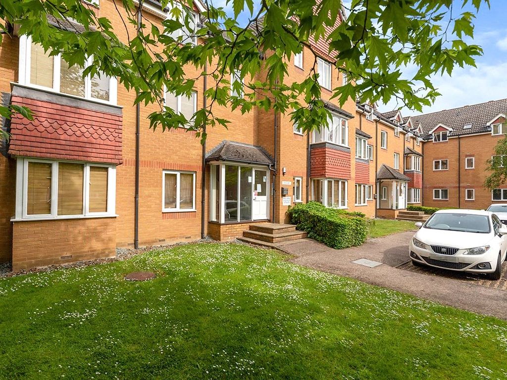 2 bed flat to rent in Redoubt Close, Hitchin, Hertfordshire SG4, £1,150