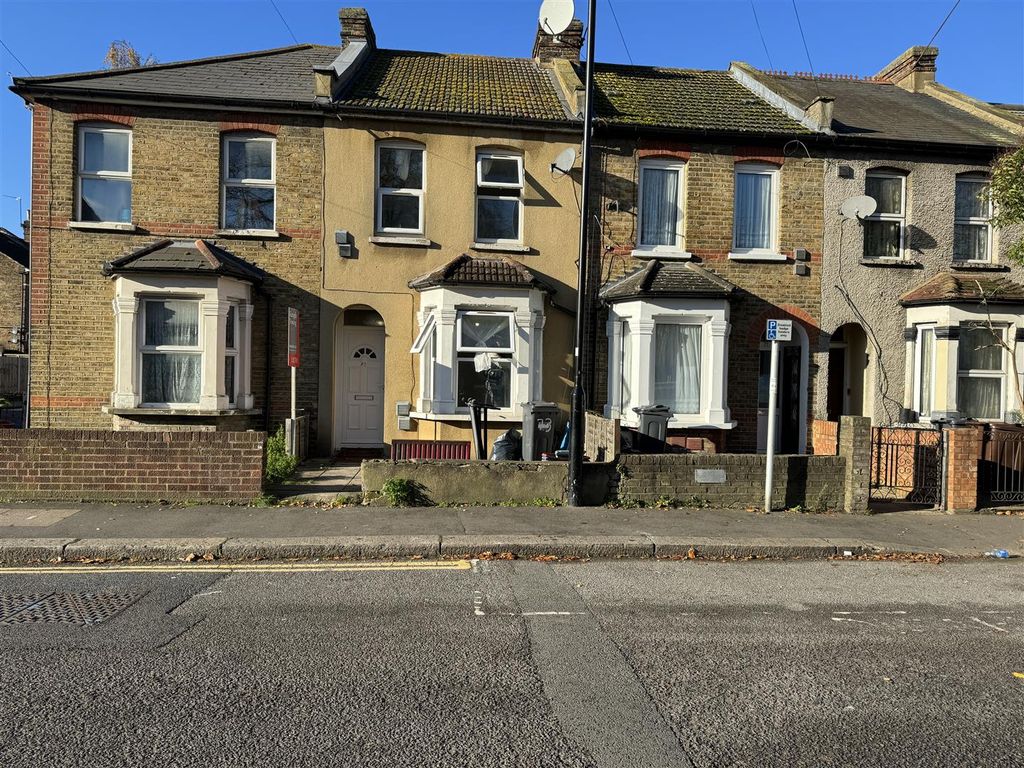 3 bed property to rent in Inwood Road, Hounslow TW3, £2,200 pcm Zoopla
