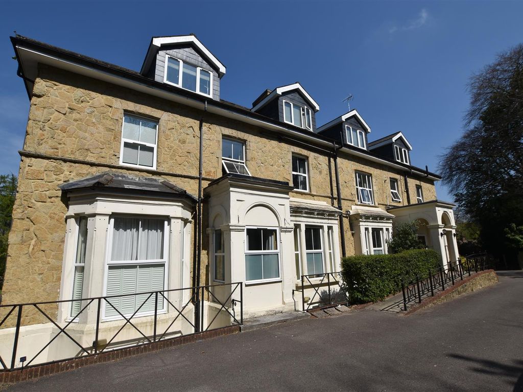 1 bed flat to rent in Nutfield Road, Redhill RH1, £1,075 pcm Zoopla