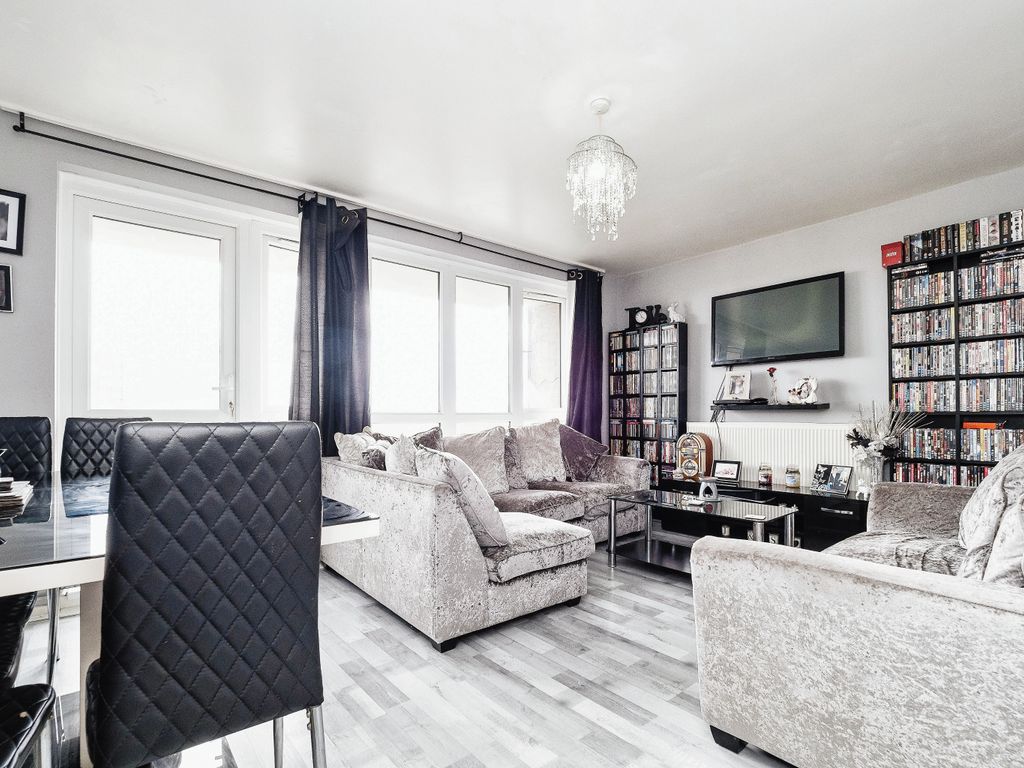2 bed flat for sale in Heaton Avenue, Romford RM3, £200,000 Zoopla