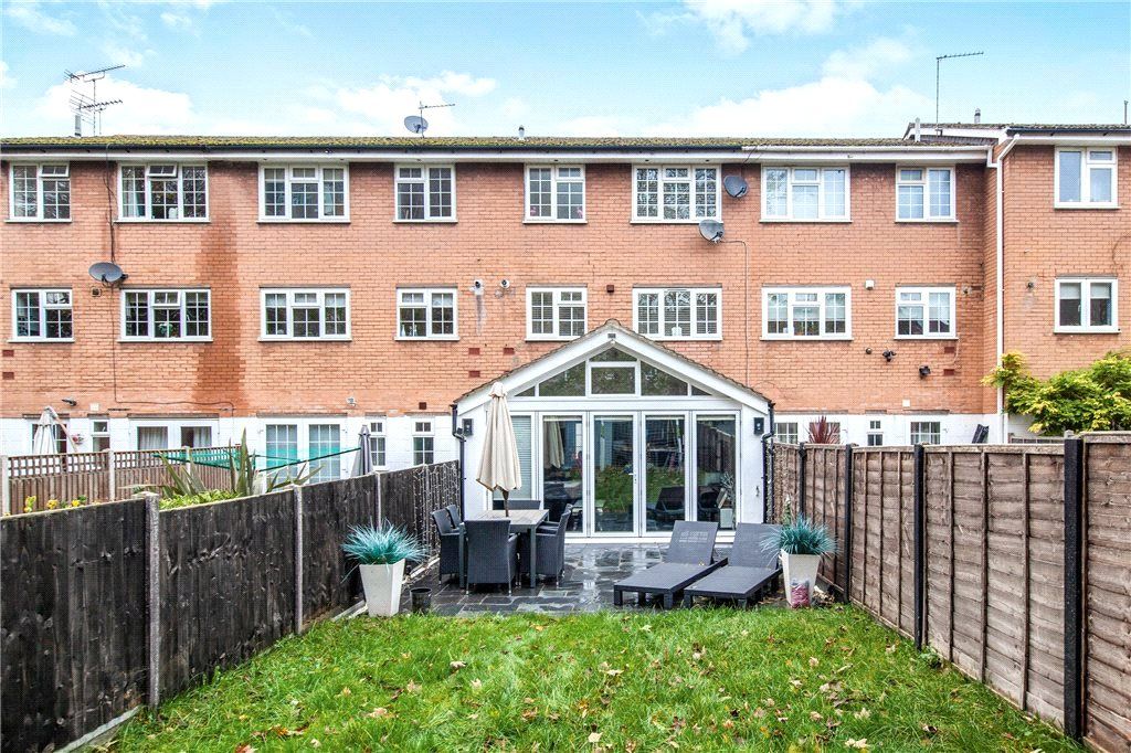 5 bed terraced house to rent in Waters Drive, StainesUponThames