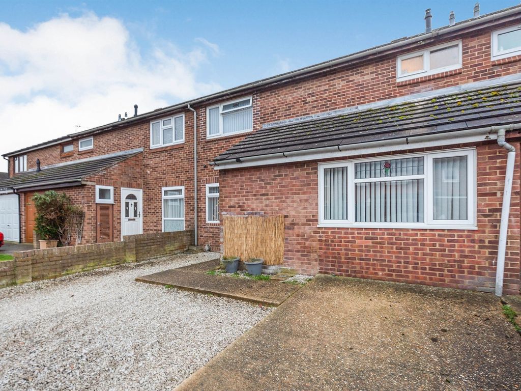 3 bed terraced house for sale in Ashbourne End, Aylesbury HP21, £