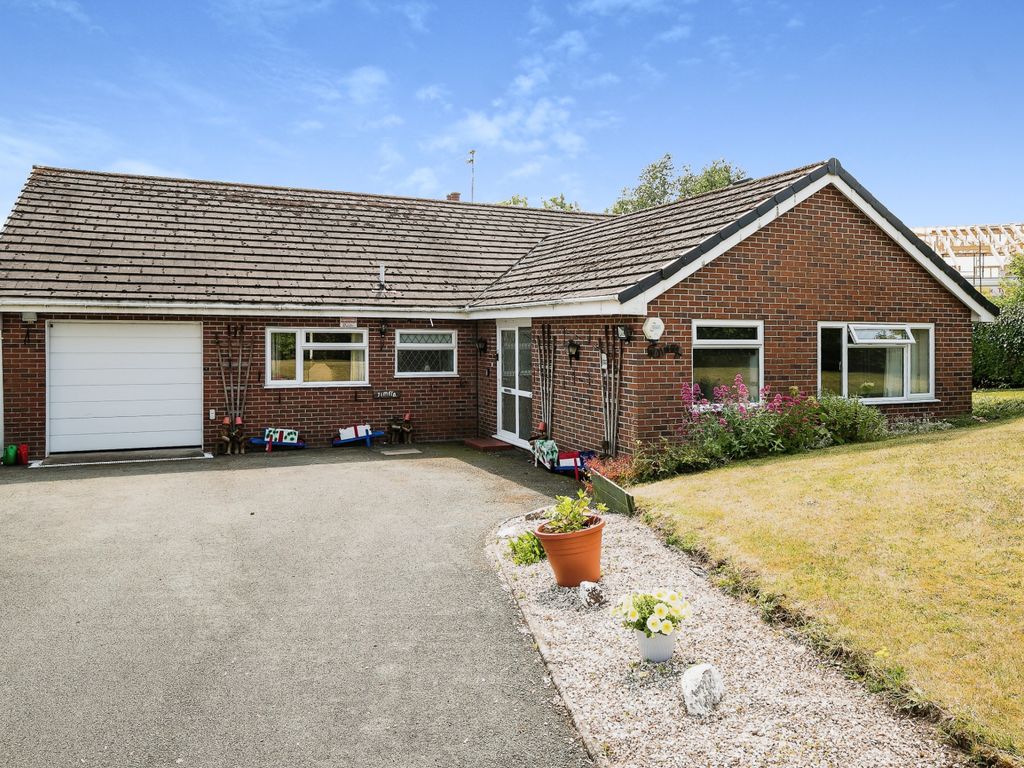 4 bed bungalow for sale in Penygarreg Rise, Pant, Oswestry, Shropshire SY10, £410,000 Zoopla