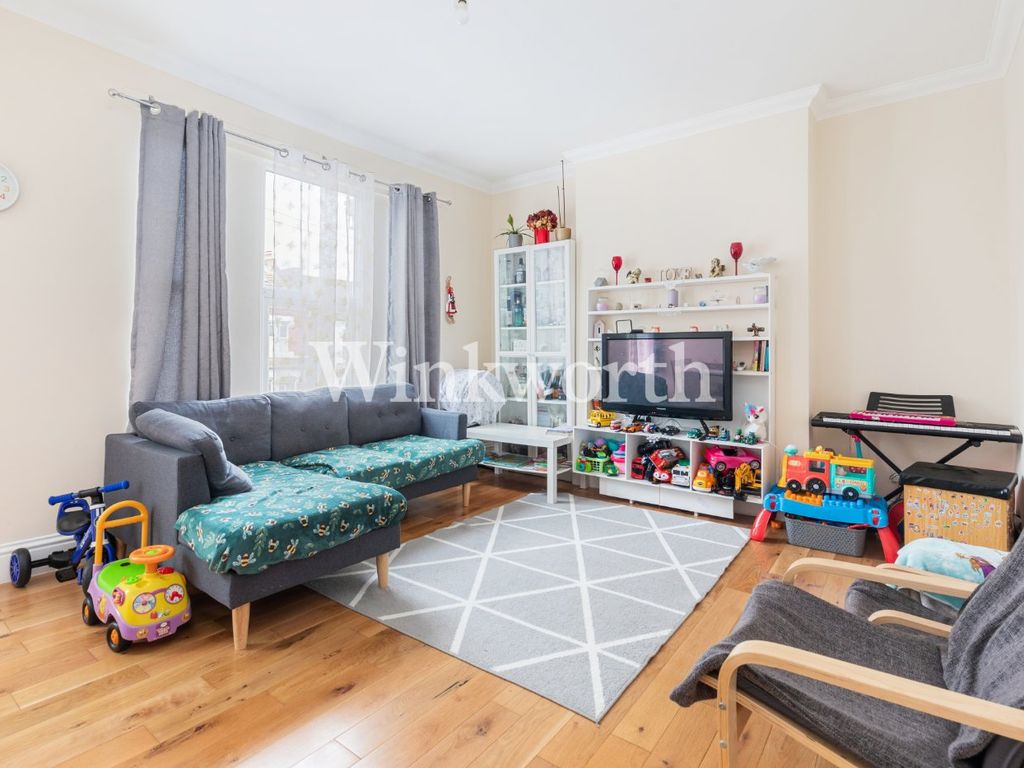 2 bed flat to rent in Hardwicke Road, London N13, £1,700 pcm Zoopla