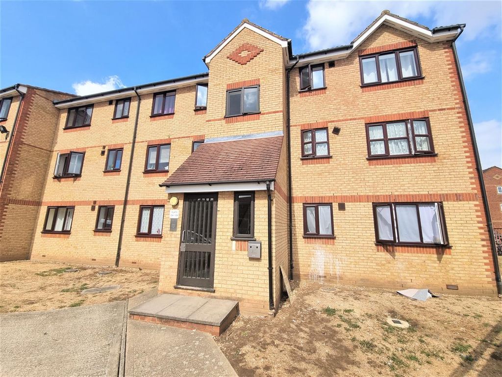 2 bed flat to rent in Redford Close, Feltham TW13 Zoopla
