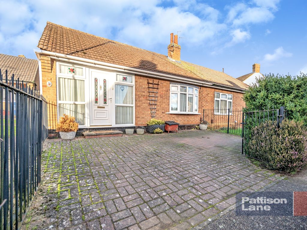 1 bed semidetached bungalow for sale in Meadow Road, Rothwell