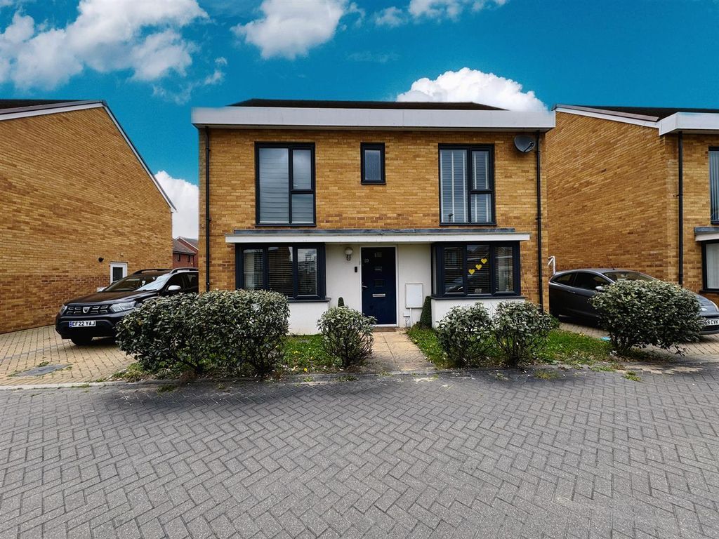 5 bed detached house for sale in Turnstone Close, East Tilbury, Tilbury