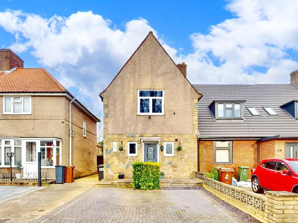 3 bed end terrace house for sale in Valence Avenue, Dagenham RM8, £