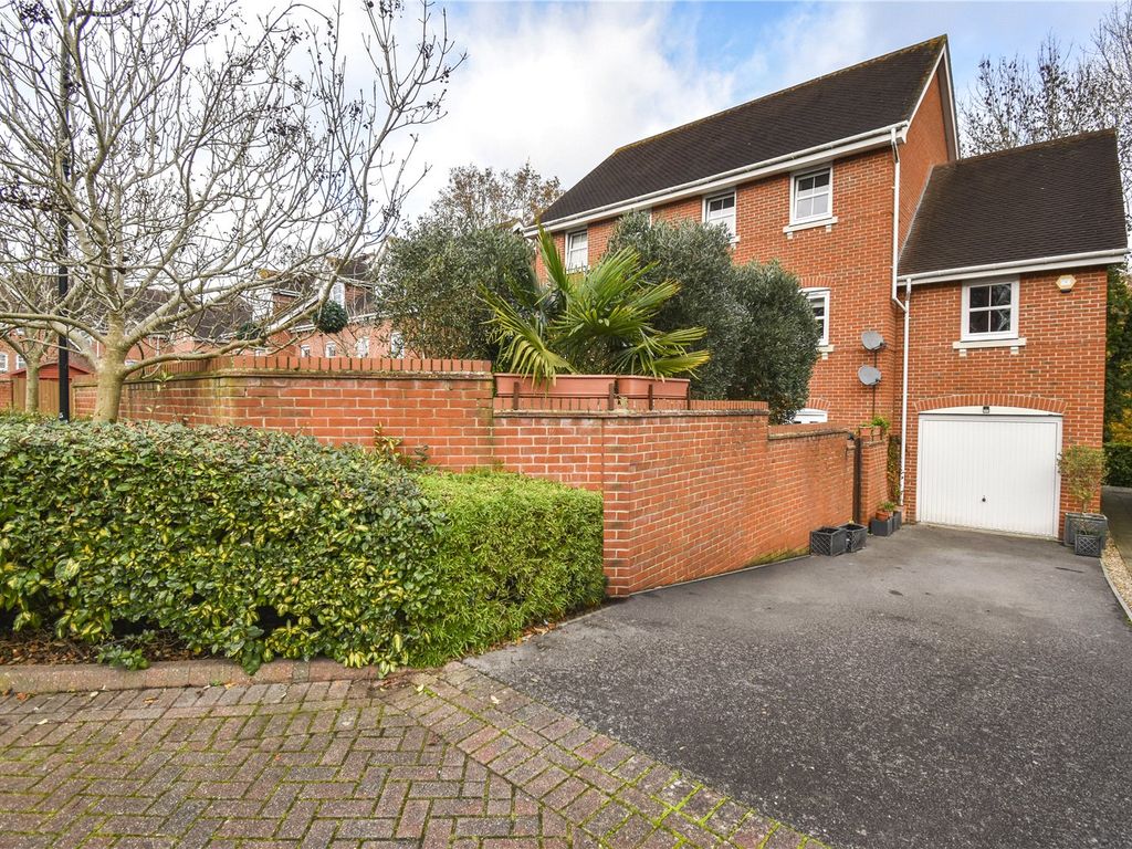 5 bed semidetached house for sale in Campbell Fields, Aldershot