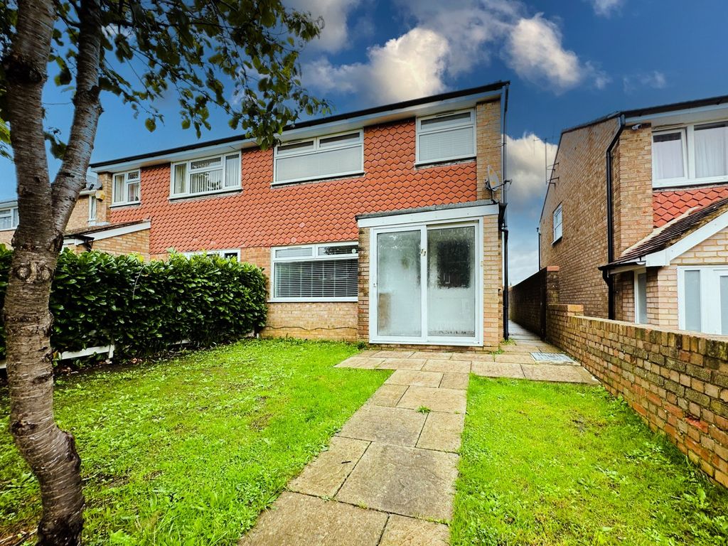 3 bed semidetached house to rent in Roxburgh Way, Bletchley, Milton