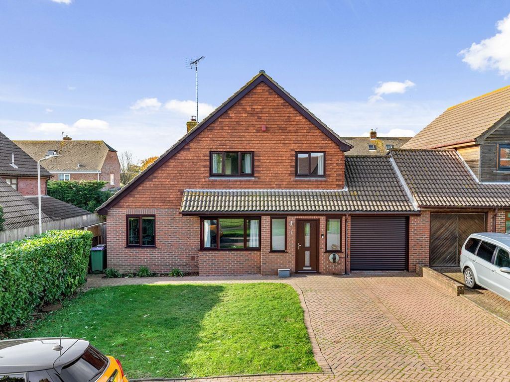 4 bed detached house for sale in Milestone Close, Folkestone CT19, £