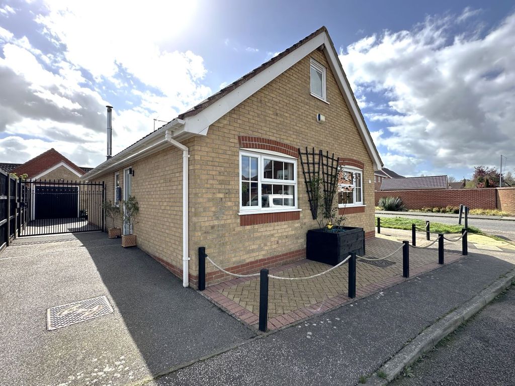 4 bed detached house for sale in Verdure Close, Lowestoft NR32, £