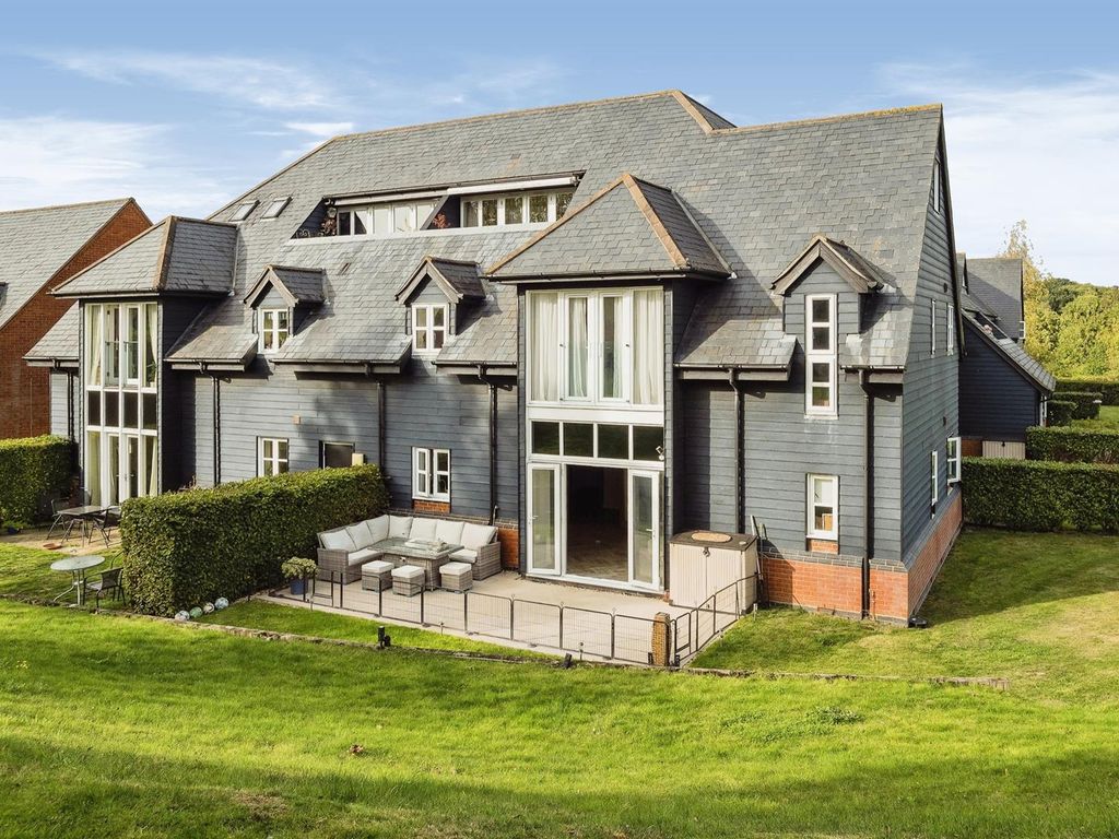 2 bed flat for sale in Cornsland Close, Upminster RM14, £400,000 Zoopla