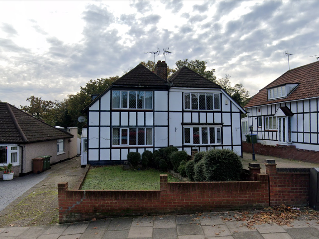 3 bed semidetached bungalow to rent in Erith Road, Belvedere DA17, £