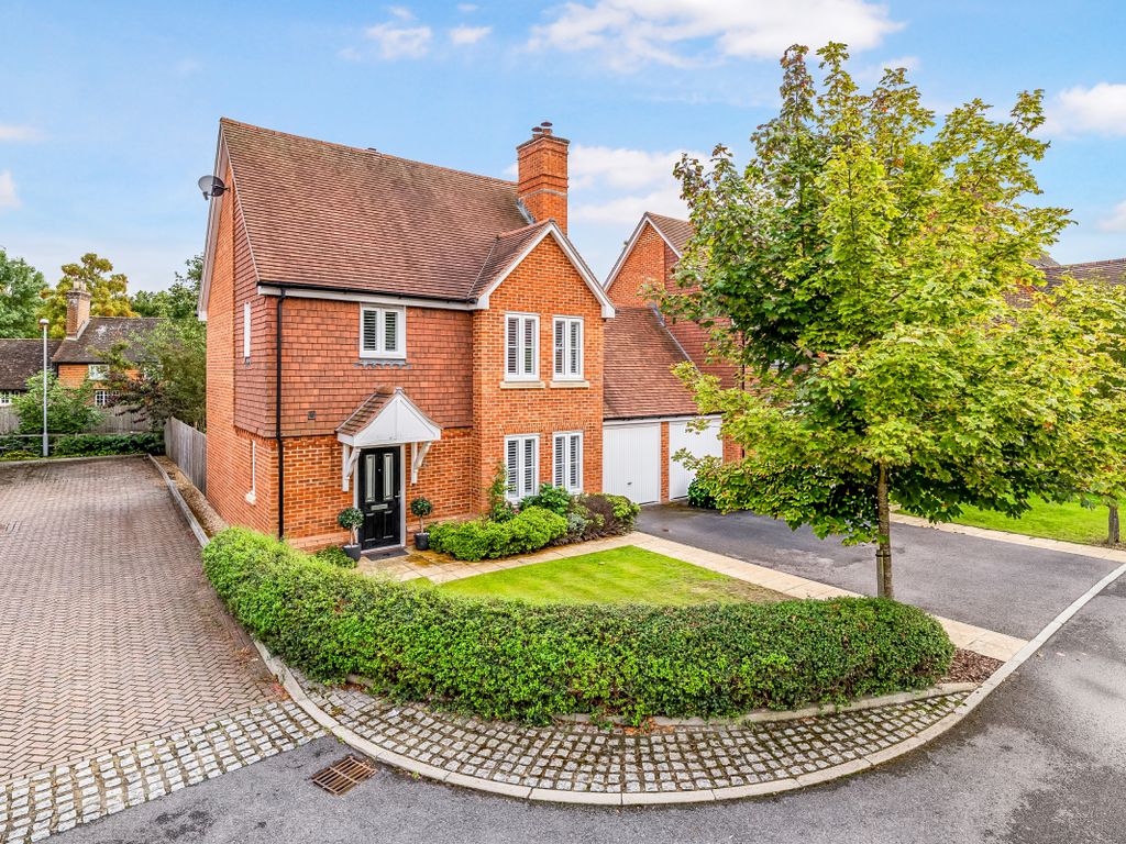 3 bed linkdetached house for sale in Thomas Waters Way, Horley RH6, £