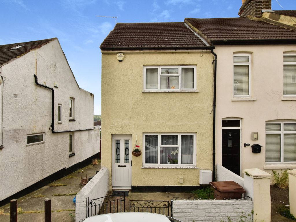 2 bed end terrace house for sale in Gordon Road, Chatham, Kent ME4, £