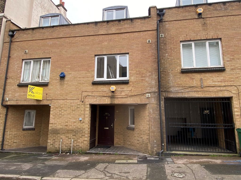 3 bed terraced house to rent in Tanners Hill, London, Greater London
