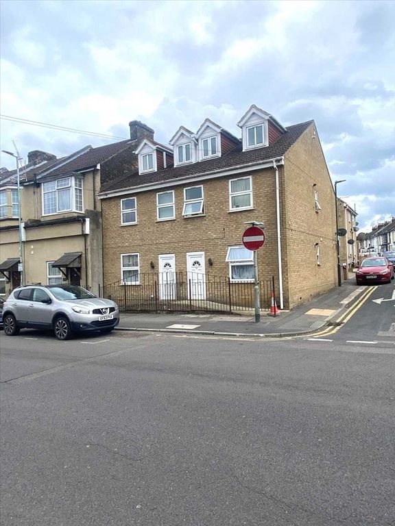 2 bed flat to rent in Gillingham Road, Gillingham ME7, £900 pcm Zoopla