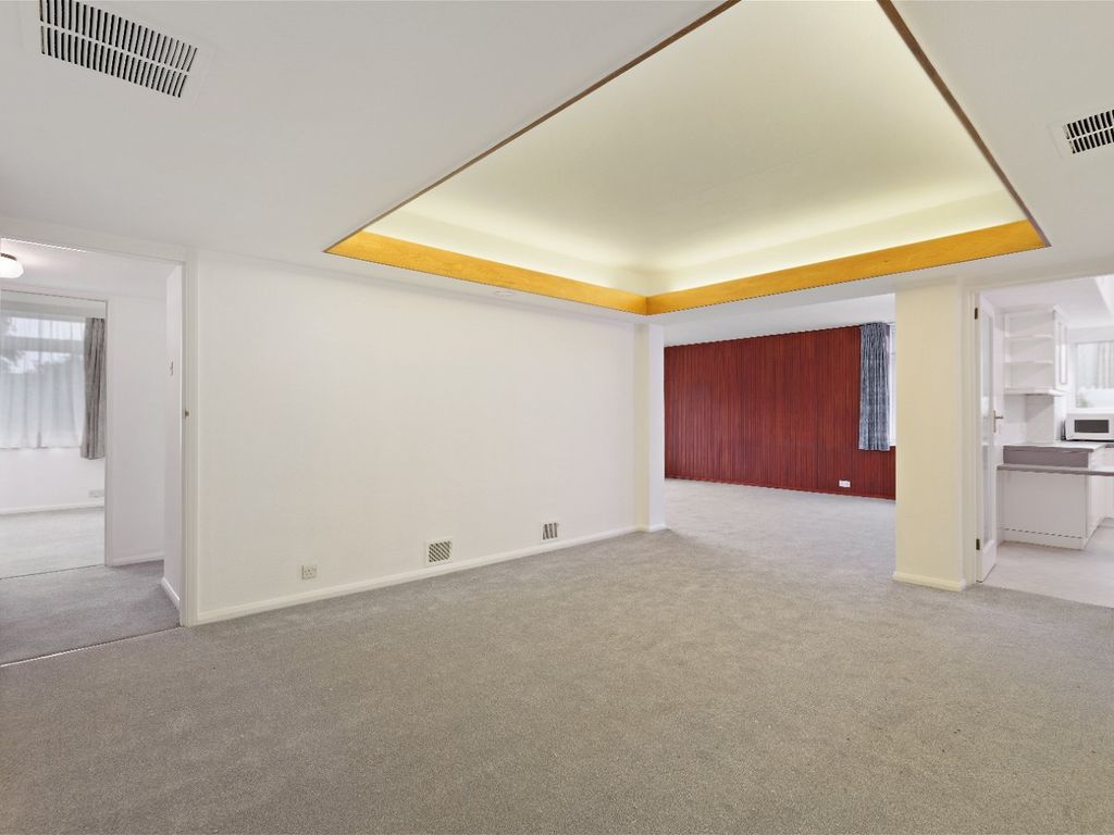 3 bed flat to rent in The Bowls, Chigwell, Essex IG7, £2,500 pcm Zoopla