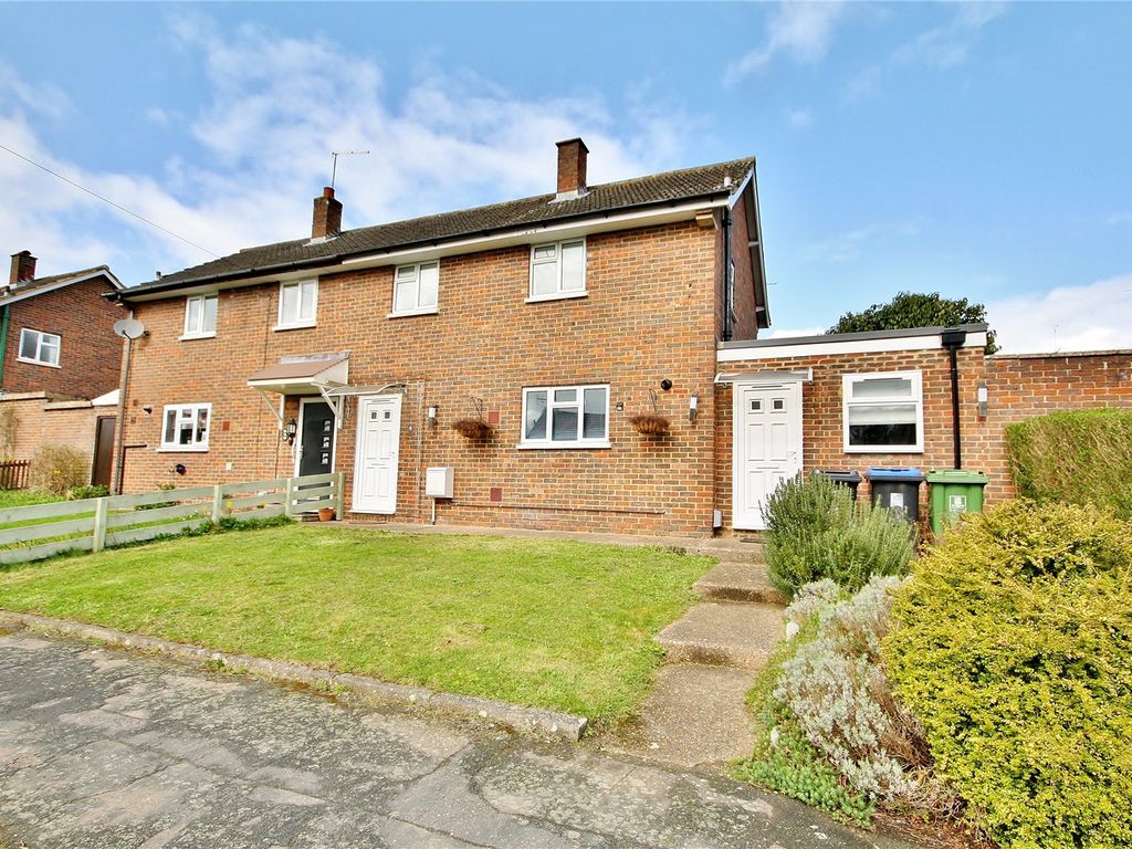 2 bed semidetached house to rent in Hawthorn Road, Woking, Surrey GU22