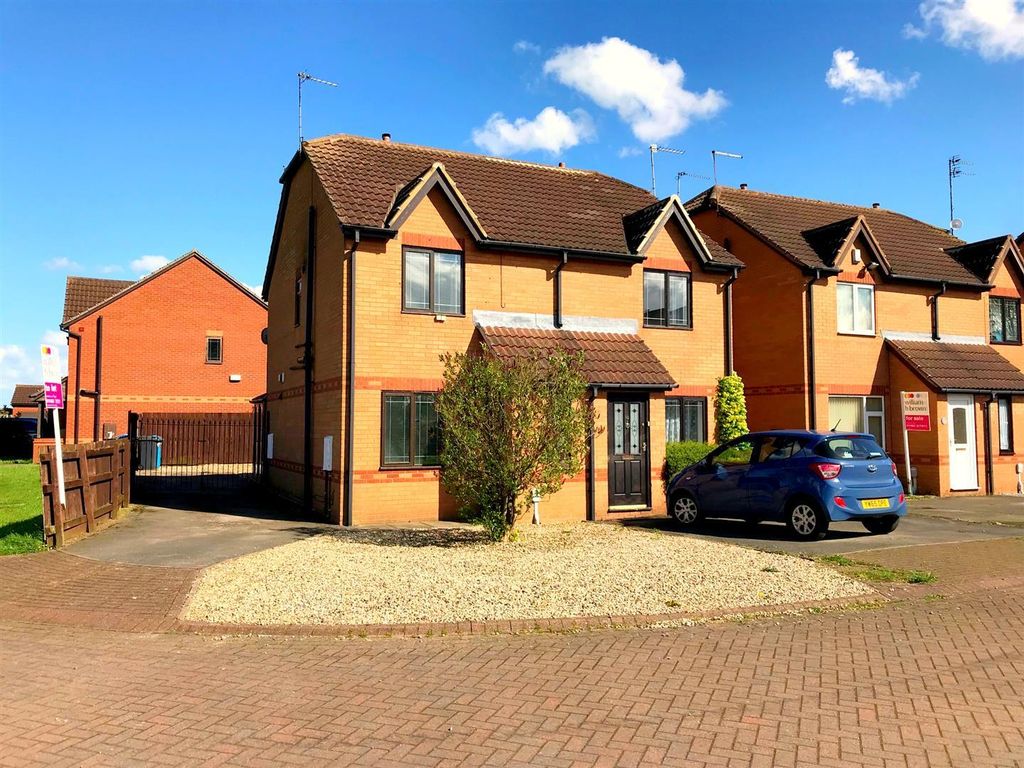 2 bed semidetached house to rent in Hollywell Close, Hull HU9, £600
