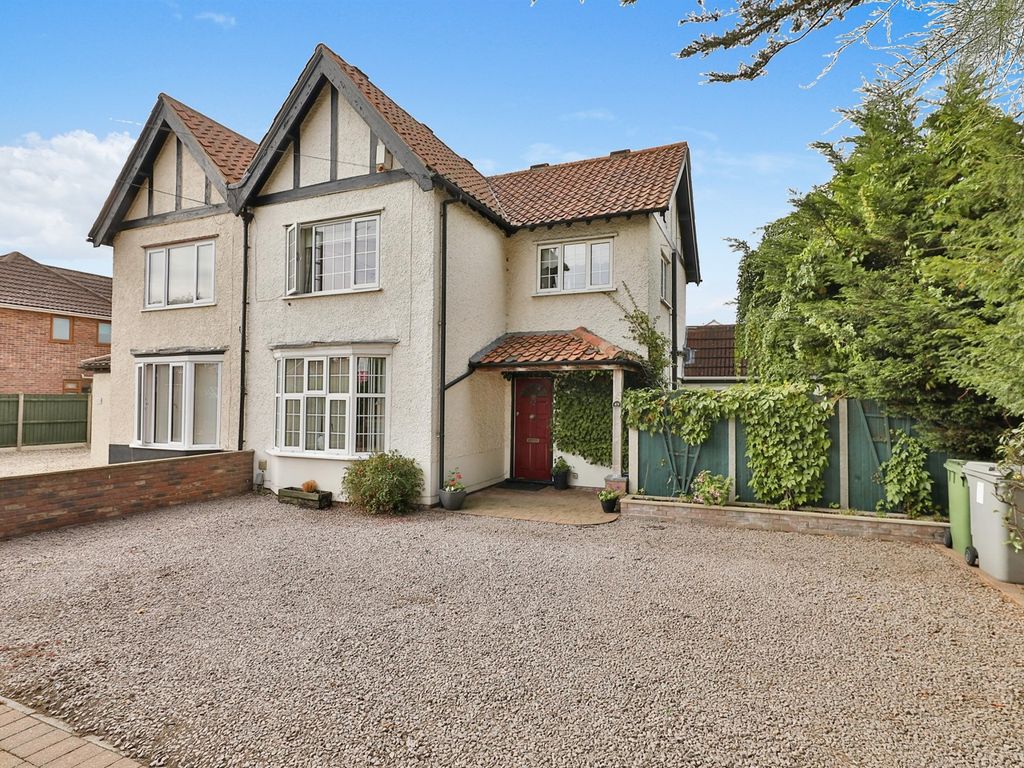 4 bed semidetached house for sale in Cromer Road, Hellesdon, Norwich