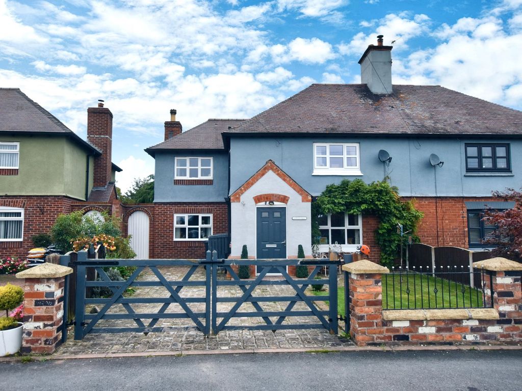 4 bed semidetached house for sale in The Crescent, Market