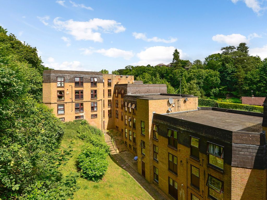 3 bed flat for sale in Charterhouse Road, Godalming, Surrey GU7, £