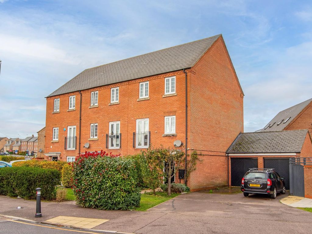 4 bed end terrace house for sale in Kestrel Way, Leighton Buzzard LU7