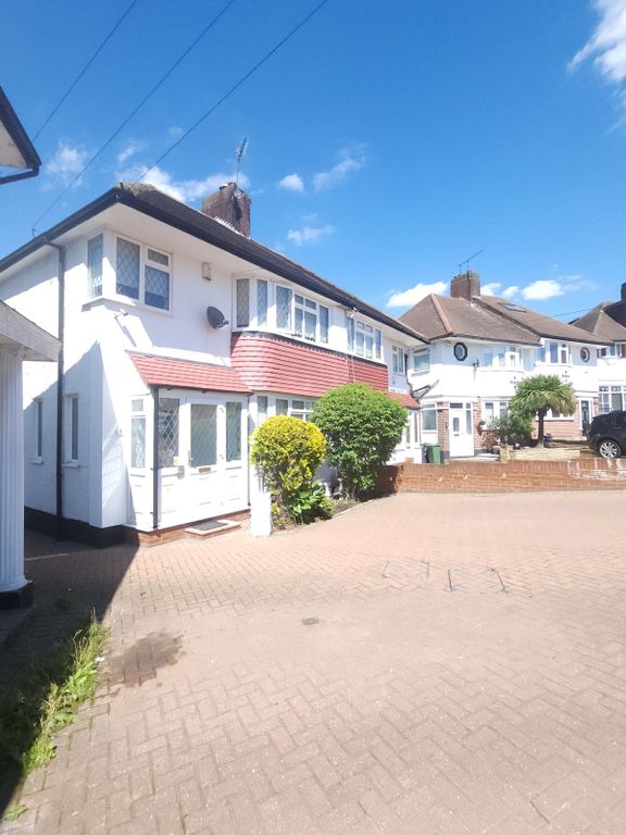 4 bed semidetached house for sale in Priory Close, Chingford E4, £