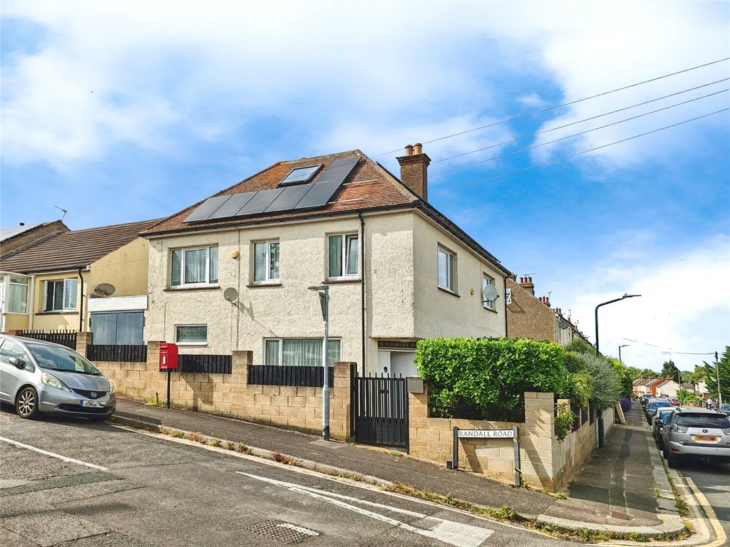 3 bed detached house for sale in Elm Avenue, Chatham, Kent ME4, £