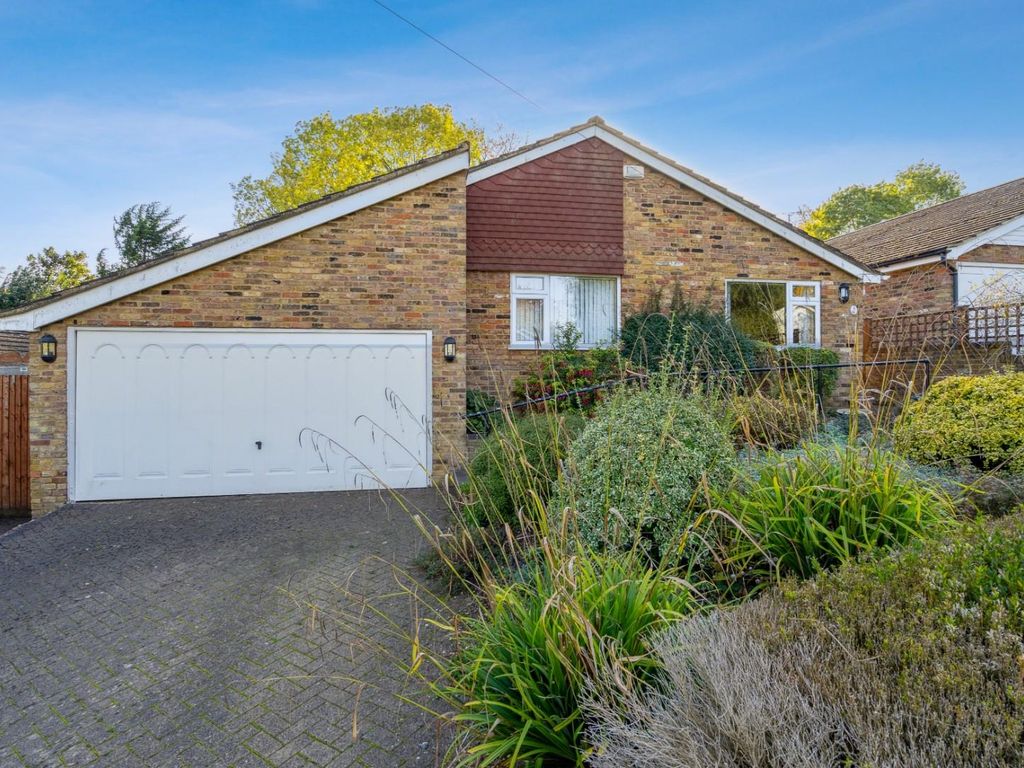 3 bed detached bungalow for sale in Runrig Hill, Chesham Bois, Amersham