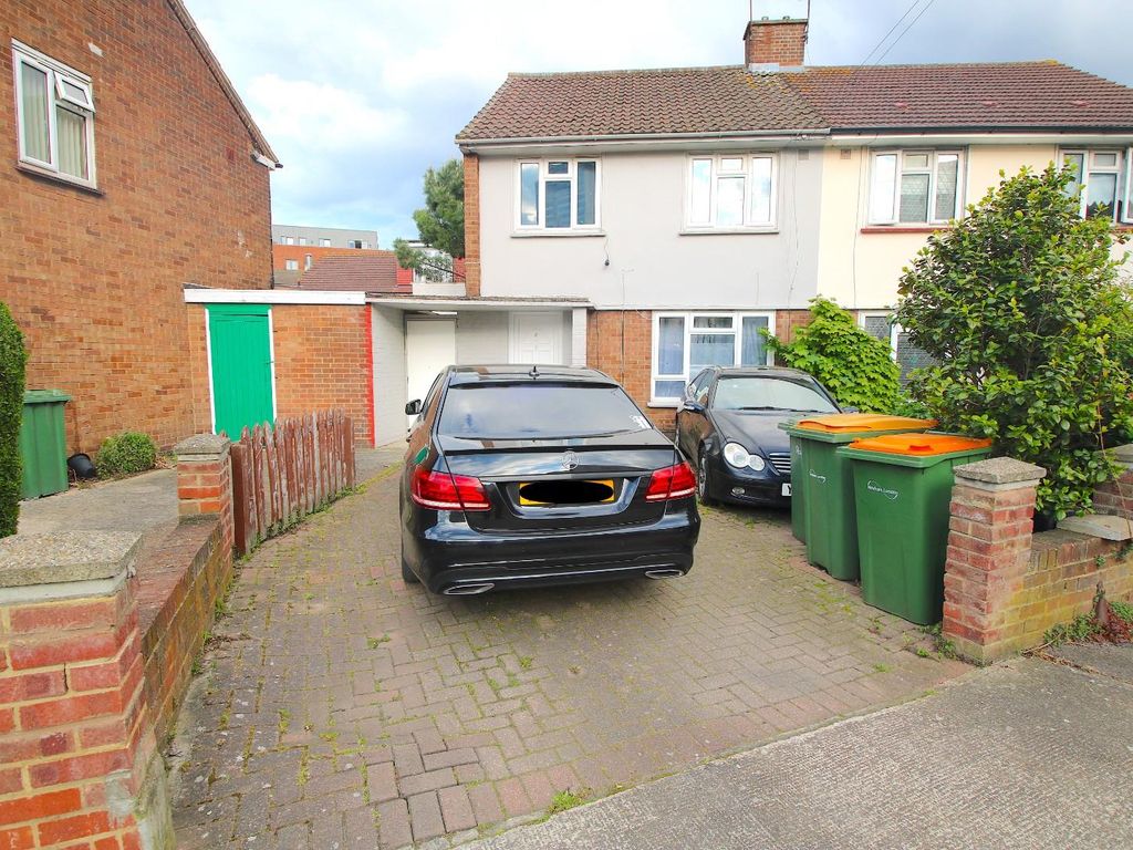 5 bed property to rent in Plymouth Road, London E16 Zoopla