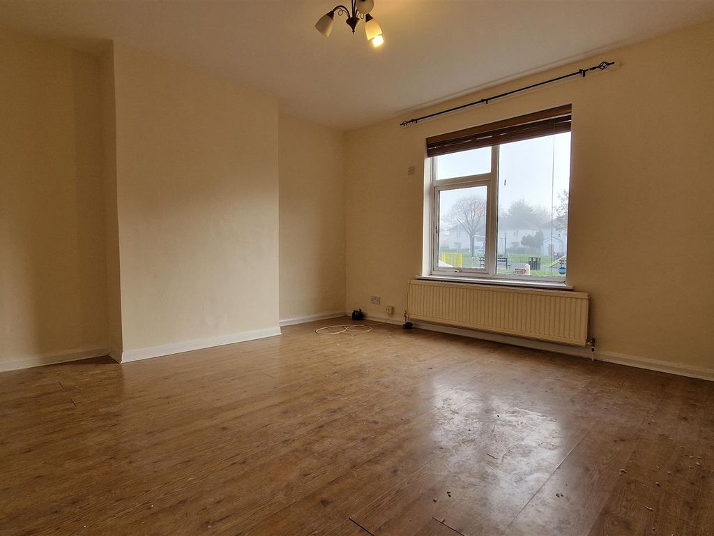 2 bed property to rent in Browngraves Road, Harlington, Hayes UB3, £