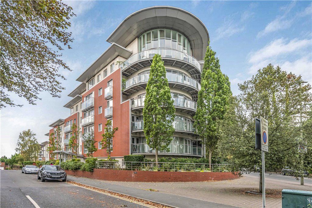 2 bed flat for sale in Constitution Hill, Woking, Surrey GU22, £315,000