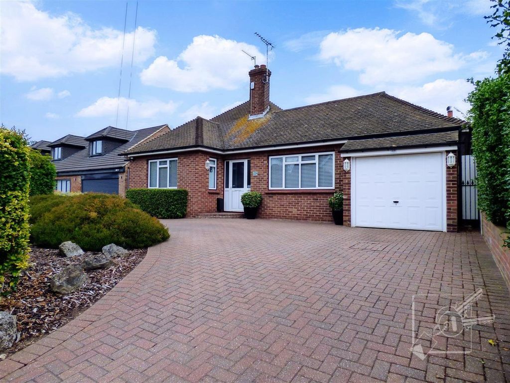 4 bed detached bungalow for sale in Singlewell Road, Gravesend, Kent